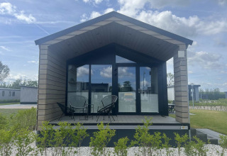 Moderne lodge bij De Parel, Vakantiepark de Zeeuwse Parel in Nederland, met glazen gevel.