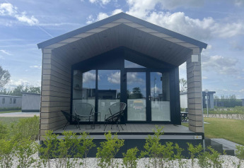 Et moderne sommerhus ved De Parel, Vakantiepark de Zeeuwse Parel, Nederlandene, med glasfacade.