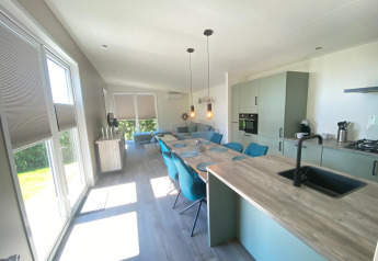 Cucina moderna e zona pranzo al lodge De Schelde, Vakantiepark de Zeeuwse Parel, Paesi Bassi.