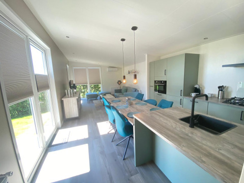 Modernes Küche- und Esszimmer im De Schelde Lodge, Vakantiepark de Zeeuwse Parel, Niederlande.