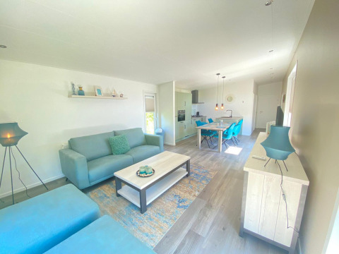 Espace salon lumineux et moderne au lodge De Schelde, Vakantiepark de Zeeuwse Parel, Pays-Bas.