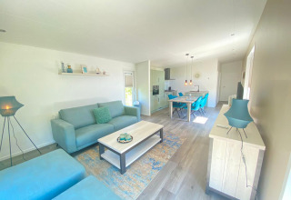 Lichte, moderne leefruimte in de De Schelde-lodge bij Vakantiepark de Zeeuwse Parel in Nederland.