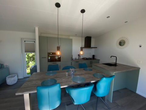 Cucina e sala da pranzo moderne al lodge De Schelde nel Vakantiepark de Zeeuwse Parel, Paesi Bassi.