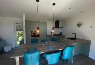 Moderne keuken en eetruimte in De Schelde lodge bij Vakantiepark de Zeeuwse Parel, Nederland.