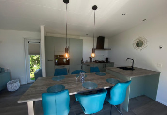Cocina y comedor modernos en la cabaña De Schelde de Vakantiepark de Zeeuwse Parel, Países Bajos.