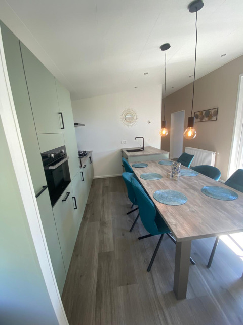 Moderne keuken en eetruimte in De Schelde-lodge bij Vakantiepark de Zeeuwse Parel, Nederland.