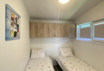 Habitación pequeña con dos camas individuales y decoración marina, armarios y ventana en De Schelde, Zeeuwse Parel.