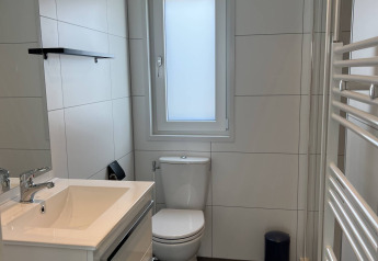Bagno moderno al Noordzee lodge nel Vakantiepark de Zeeuwse Parel, Paesi Bassi, con finestra e doccia.