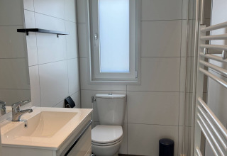 Modernes Bad mit Fenster und Dusche im Noordzee-Lodge im Vakantiepark de Zeeuwse Parel, Niederlande.