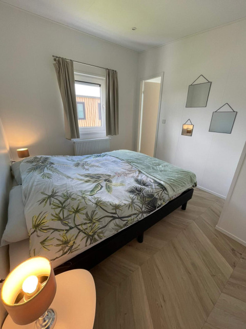 Lichte slaapkamer in lodge Noordzee van Vakantiepark de Zeeuwse Parel, Nederland, modern ingericht.