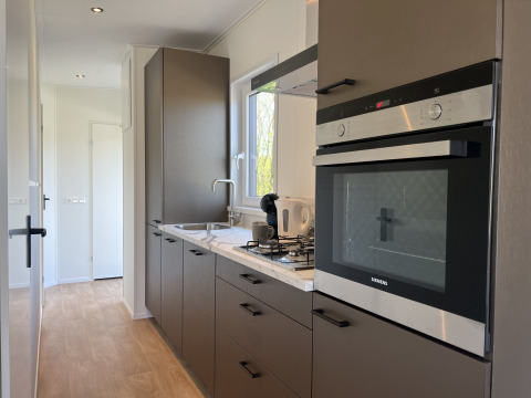 Cocina moderna en una cabaña de Parkzicht en Vakantiepark de Zeeuwse Parel, Países Bajos.