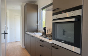 Cocina moderna en una cabaña de Parkzicht en Vakantiepark de Zeeuwse Parel, Países Bajos.