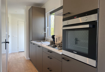 Moderne køkkenfaciliteter i en lodge ved Parkzicht, Vakantiepark de Zeeuwse Parel, Holland.