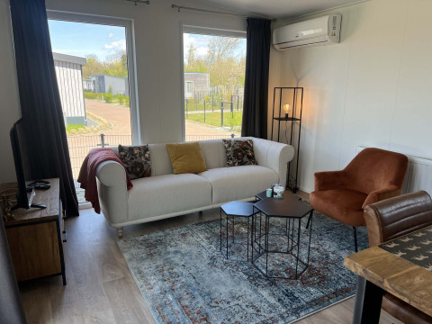 Gemütliches Wohnzimmer in der Parkzicht-Lodge im Vakantiepark de Zeeuwse Parel, Niederlande.