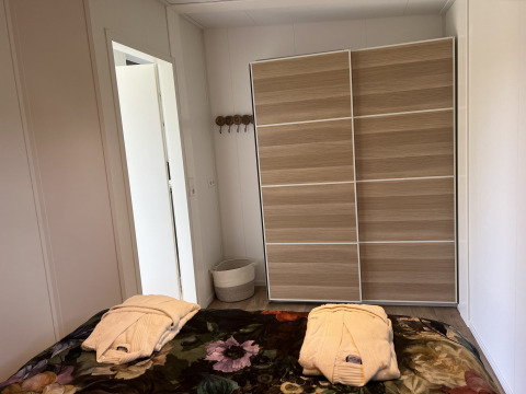 Dormitorio en la cabaña Parkzicht de Vakantiepark de Zeeuwse Parel, Países Bajos, con armario.
