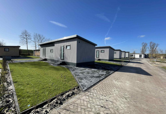 Chalets modernes à Oosterschelde dans Vakantiepark de Zeeuwse Parel, aux Pays-Bas, sous un ciel bleu.