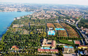 Vue aérienne du Camping Bella Italia, parc de vacances au bord du lac de Garde en Vénétie, Italie, avec piscines.
