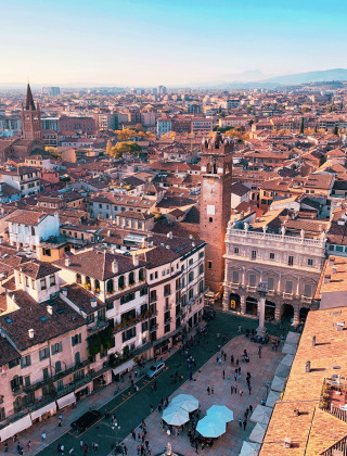 Vista aérea de los tejados rojos y la plaza central animada de Peschiera del Garda, Véneto, Italia.