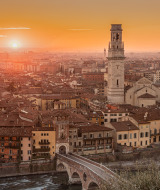 Atardecer sobre tejados rojos y un río en las cercanías de Peschiera del Garda, Veneto, Italia.