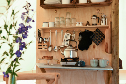 Køkkenhjørne i safari teltet Smûk Grutte Bell Tent hos Smûk Recreatie i Holland med tepotte og køkkenredskaber.