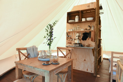 Gemütliches Interieur eines Safari-Zeltes in der Smûk Grutte Bell Tent, Smûk Recreatie, Niederlande.