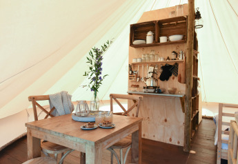 Gezellig interieur van een safaritent bij de Smûk Grutte Bell Tent, Smûk Recreatie, Nederland.
