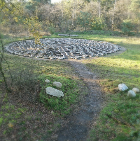 Laberinto de piedras en un claro cerca de Vakantiepark De Luttenberg, Overijssel, Países Bajos, al aire libre.