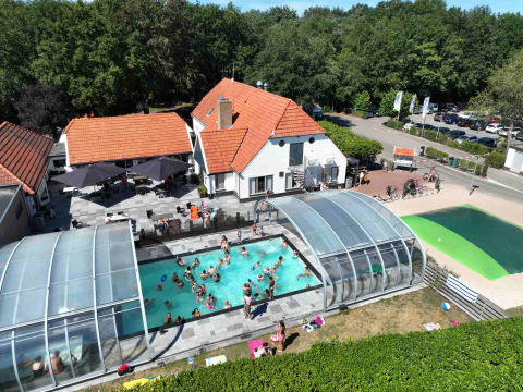 Vista aérea del área de piscina cubierta en Vakantiepark De Luttenberg, un parque vacacional en Overijssel.
