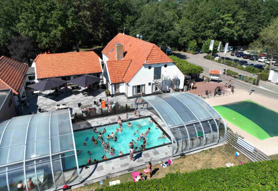 Luchtfoto van het overdekte zwembad van Vakantiepark De Luttenberg, een vakantiepark in Overijssel.
