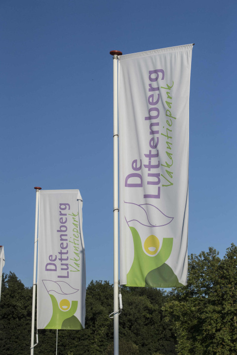 Banderas ondeando en Vakantiepark De Luttenberg, parque de vacaciones en Overijssel, Países Bajos.