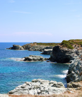 Costa rocosa cerca de Prunières, en Provence-Alpes-Côte d’Azur, Francia, con mar azul claro y acantilados.