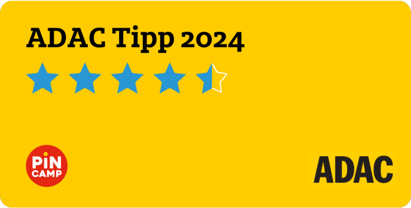 Sello ADAC Tipp 2024 con 4,5 estrellas azules y logo PiNCAMP, visto en un alojamiento glamping.