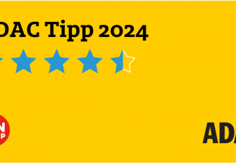 Badge ADAC Tipp 2024 affichant 4,5 étoiles bleues et logo PiNCAMP, photographié en hébergement glamping.