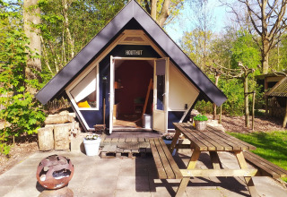 En hyggelig tiny house kaldet Trekkershut ved Buytenplaets Suydersee i Holland, omgivet af skov.