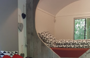 Acogedor rincón para dormir con decoración de corazones en la tiny house Pipo Love de Buytenplaets Suydersee, Países Bajos.