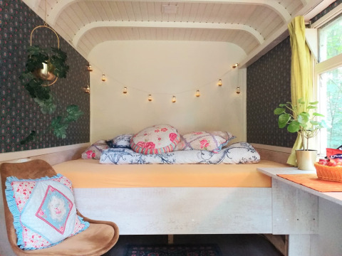 Acogedor dormitorio colorido en la tiny house Pipo Pip en Buytenplaets Suydersee, Países Bajos.