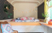 Acogedor dormitorio colorido en la tiny house Pipo Pip en Buytenplaets Suydersee, Países Bajos.