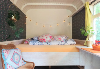 Acogedor dormitorio colorido en la tiny house Pipo Pip en Buytenplaets Suydersee, Países Bajos.