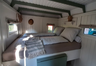 Helles, gemütliches Schlafzimmer mit Fenstern in der Pipo Maison-Lodge bei Buytenplaets Suydersee.