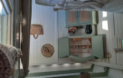 Vista interior de una acogedora cabaña en Pipo Maison, Buytenplaets Suydersee, con armarios rústicos y luz natural.