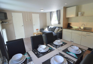 Eet- en leefruimte in een Easy Chalet op Eurocamping Vessem BV in Nederland, moderne inrichting.