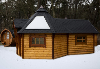 Casa pequeña Finse Kota en Costa Kabrita, Países Bajos, rodeada de nieve y bosque, vista exterior.