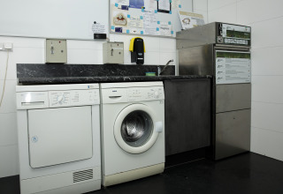 Wasserette op vakantiepark Costa Kabrita in Noord-Brabant, Nederland, met wasmachines en droogkasten.