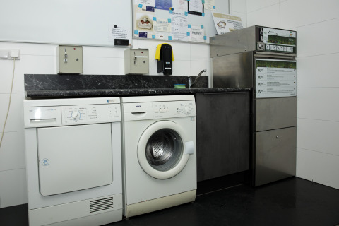 Wasserette op vakantiepark Costa Kabrita in Noord-Brabant, Nederland, met wasmachines en droogkasten.