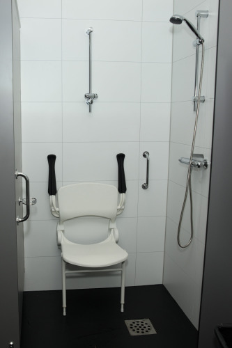 Barrierefreie Dusche mit Sitz und Haltegriffen in einem Ferienhaus im Costa Kabrita Ferienpark, Niederlande.