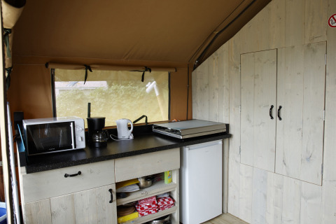 Et moderne tekøkken i Safari-teltet ved Costa Kabrita, Holland, med mikrobølgeovn og kaffemaskine.