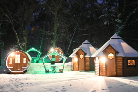 Vinteraften på Costa Kabrita feriepark i Nord-Brabant, Holland, med hyggelige oplyste træhytter.
