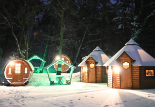 Noche de invierno en Costa Kabrita, parque vacacional en North Brabant, Países Bajos, con cabañas iluminadas.
