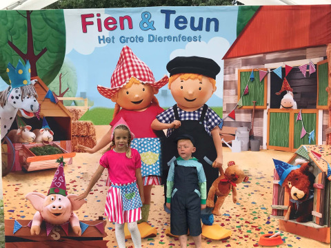 Kinderen poseren bij het Fien & Teun decor op Het Grote Dierenfeest te Costa Kabrita, Noord-Brabant.