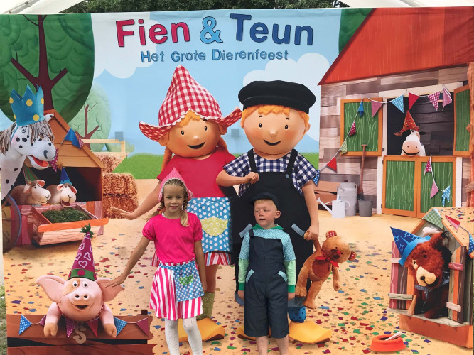 Kinderen poseren voor Fien & Teun decor op Het Grote Dierenfeest in Costa Kabrita, Noord-Brabant.